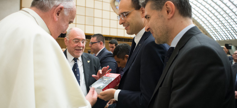 A Papa Francesco il primo pacco della campagna “Abbiamo RISO per una cosa seria” 2015