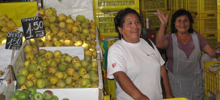 PROGETTOMONDO – Donna che alimentano